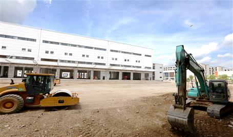 【戰(zhàn)高溫 沖產(chǎn)值】柳州鐵路港核心區(qū)：不懼酷暑 搶趕進度