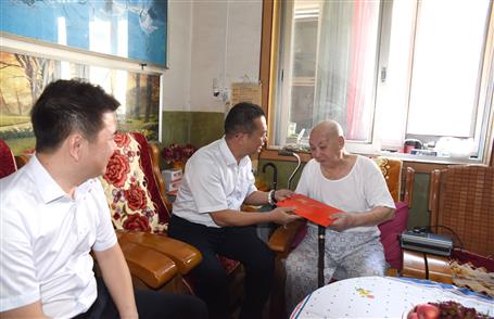 覃振華、賴海標國慶節(jié)前慰問離休老干部